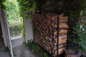 カフェnuuの庭に置いてあった薪
