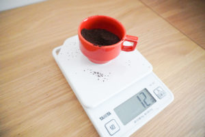 コーヒー豆を計量
