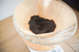 コーヒー豆を蒸らします
